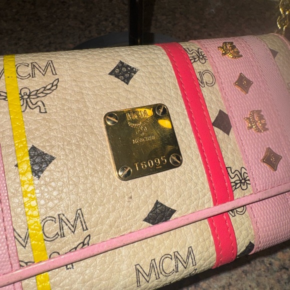 MCM Pink and Cream wallet with an unbranded Crossbody chain - Picture 2 of 6